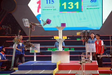 LH-TNT nhanh hơn nhưng bị kẹt tay và không thể thả bánh bao