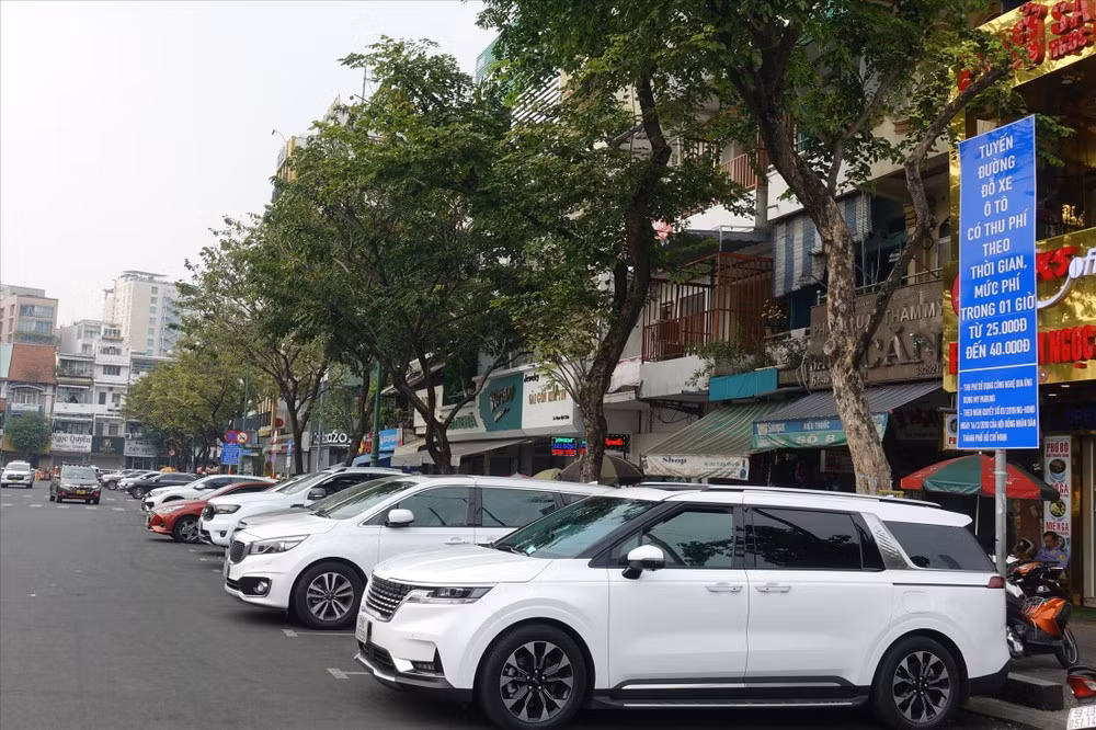 Đường Phan Bội Châu (quận 1) - một trong những tuyến đường đang thu phí đỗ xe dưới lòng đường. Ảnh: Hữu Huy Đường Phan Bội Châu (quận 1) - một trong những tuyến đường đang thu phí đỗ xe dưới lòng đường. Ảnh: Hữu Huy