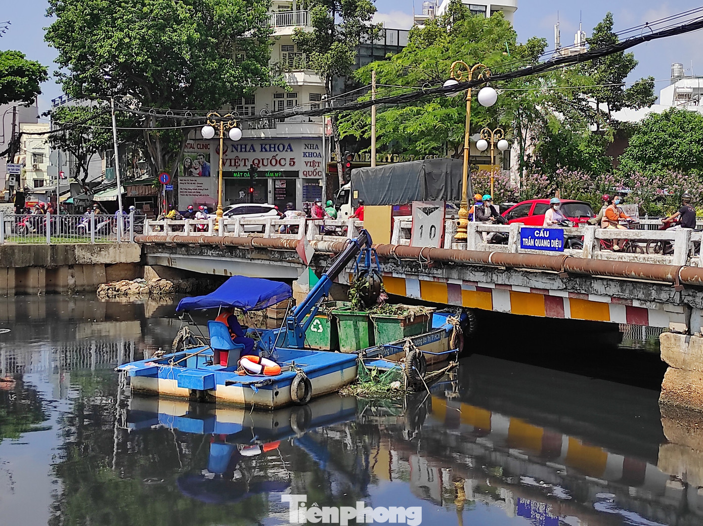 Công nhân công ty Môi trường đô thị TPHCM vớt rác và xác cá trên kênh Nhiêu Lộc - Thị Nghè vào trưa 23/5.