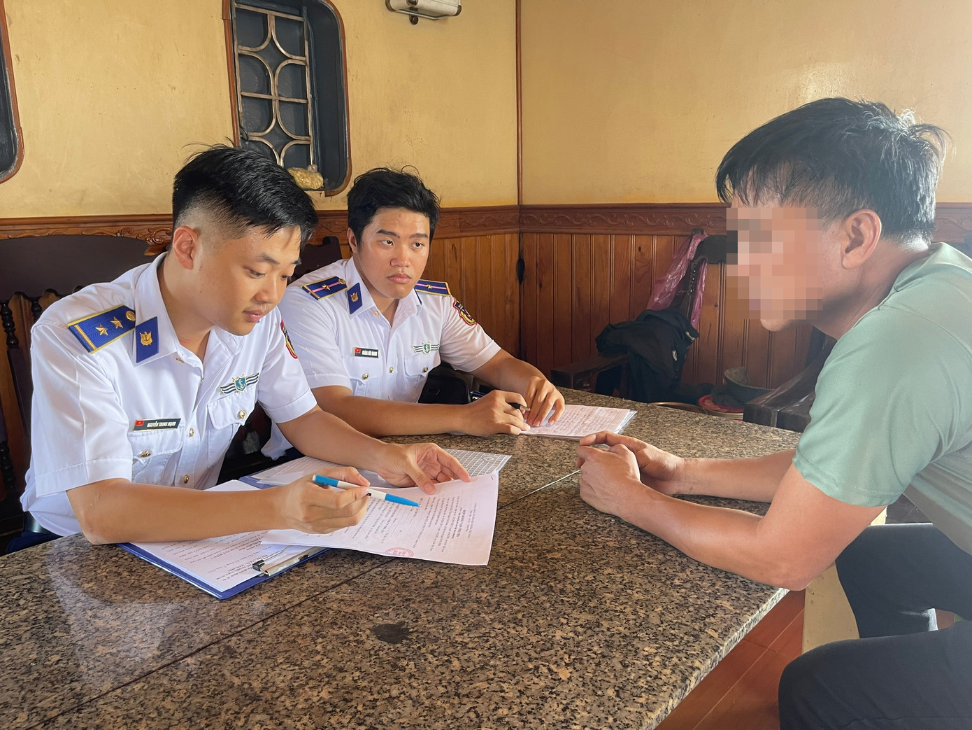 Lực lượng chức năng làm việc với người có liên quan. Lực lượng chức năng làm việc với người có liên quan.