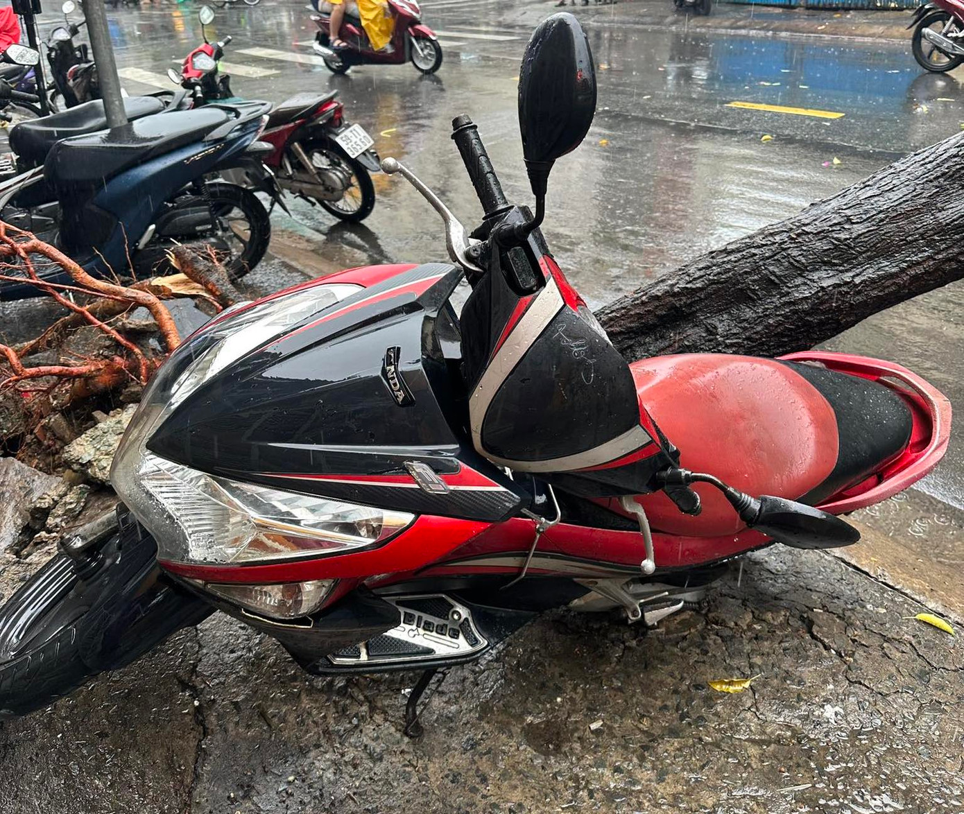 Sự cố khiến một xe máy bị hư hỏng.