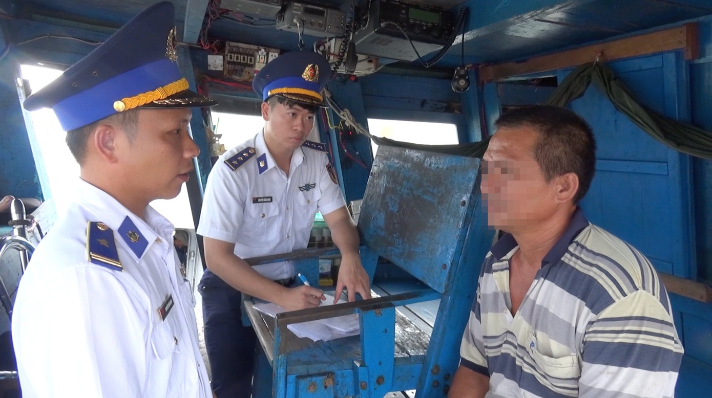 Lực lượng chức năng làm việc với thuyền trưởng tàu BT99900TS.