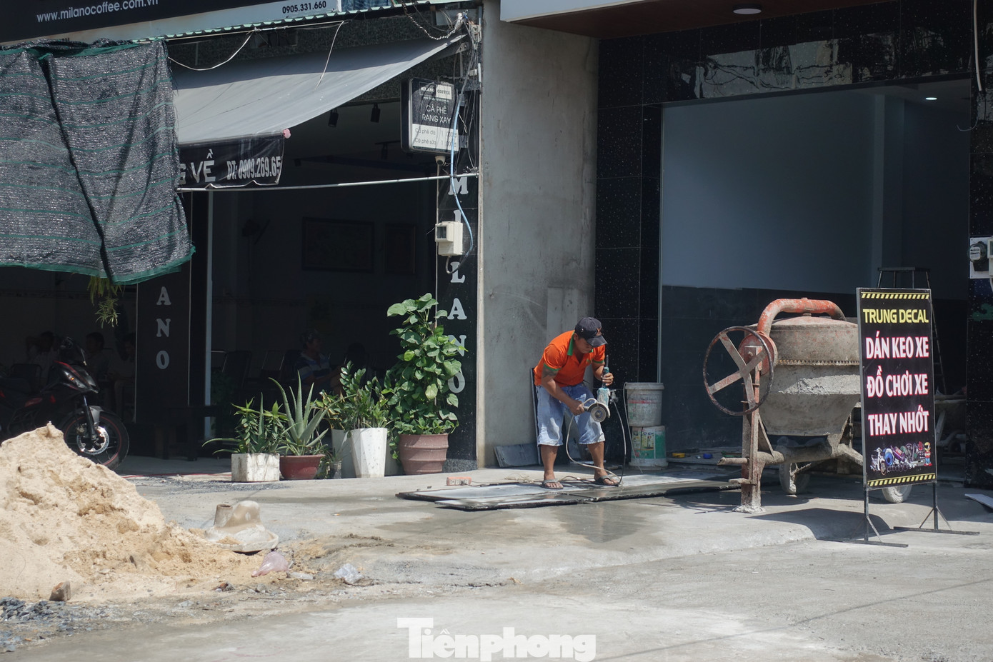 Theo ông Phan Công Bằng, hiện tại UBND quận Bình Tân đang triển khai giải phóng mặt bằng và dự kiến sẽ hoàn tất công tác này trong năm nay với tổng số hộ dân bị ảnh hưởng là 380 trường hợp. Hình ảnh: Người dân phường Bình Hưng Hòa, quận Bình Tân sửa chữa nhà cửa sau khi bàn giao mặt bằng. Theo ông Phan Công Bằng, hiện tại UBND quận Bình Tân đang triển khai giải phóng mặt bằng và dự kiến sẽ hoàn tất công tác này trong năm nay với tổng số hộ dân bị ảnh hưởng là 380 trường hợp. Hình ảnh: Người dân phường Bình Hưng Hòa, quận Bình Tân sửa chữa nhà cửa sau khi bàn giao mặt bằng.