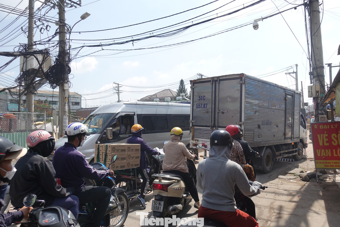 Nằm ở cửa ngõ phía tây TPHCM, đường Tân Kỳ Tân Quý dài khoảng 4,9km kết nối ba quận Tân Bình, Tân Phú và Bình Tân. Nhiều năm qua, tuyến đường này đang trở nên quá tải và thường xuyên xảy ra ùn ứ vào giờ cao điểm. Nằm ở cửa ngõ phía tây TPHCM, đường Tân Kỳ Tân Quý dài khoảng 4,9km kết nối ba quận Tân Bình, Tân Phú và Bình Tân. Nhiều năm qua, tuyến đường này đang trở nên quá tải và thường xuyên xảy ra ùn ứ vào giờ cao điểm.