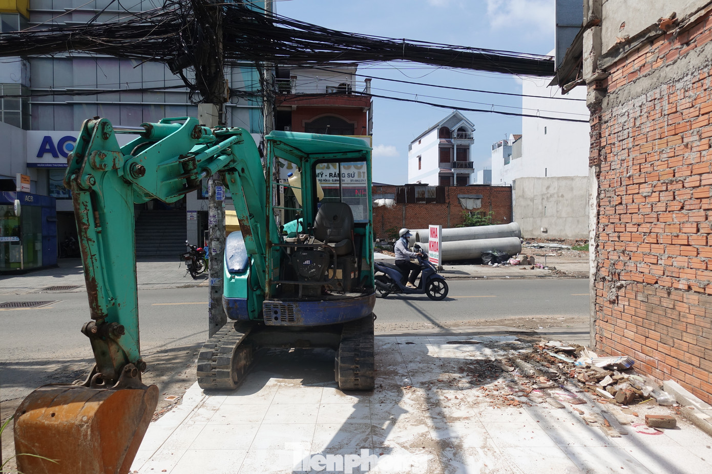 Ông Phan Công Bằng - Phó giám đốc Sở Giao thông-Vận tải TPHCM cho biết, dự án thi công mở rộng đường Tân Kỳ Tân Quý (đoạn qua Quận Bình Tân) do Ban Quản lý dự án đầu tư xây dựng các công trình giao thông TPHCM làm chủ đầu tư. Riêng phần đền bù, giải phóng mặt bằng do UBND quận Bình Tân thực hiện. Ông Phan Công Bằng - Phó giám đốc Sở Giao thông-Vận tải TPHCM cho biết, dự án thi công mở rộng đường Tân Kỳ Tân Quý (đoạn qua Quận Bình Tân) do Ban Quản lý dự án đầu tư xây dựng các công trình giao thông TPHCM làm chủ đầu tư. Riêng phần đền bù, giải phóng mặt bằng do UBND quận Bình Tân thực hiện.