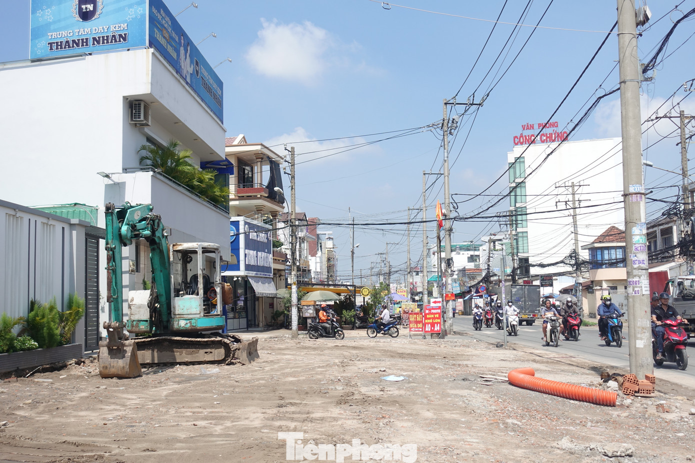 Dự án mở rộng mặt đường từ 8m thành đường 30m với 6 làn xe, 4 làn ô tô và 2 làn xe máy. Theo đại diện chủ đầu tư, sau khi được bàn giao hoàn toàn mặt bằng, dự án dự kiến sẽ hoàn thành vào Quý IV/2024. Dự án mở rộng mặt đường từ 8m thành đường 30m với 6 làn xe, 4 làn ô tô và 2 làn xe máy. Theo đại diện chủ đầu tư, sau khi được bàn giao hoàn toàn mặt bằng, dự án dự kiến sẽ hoàn thành vào Quý IV/2024.