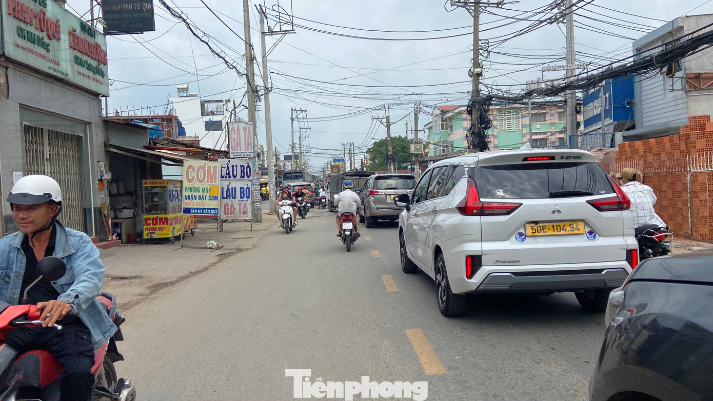 Đường Tân Kỳ Tân Quý thường xuyên ùn ứ giao thông do mặt đường hẹp nhưng có lưu lượng xe đông. Đường Tân Kỳ Tân Quý thường xuyên ùn ứ giao thông do mặt đường hẹp nhưng có lưu lượng xe đông.