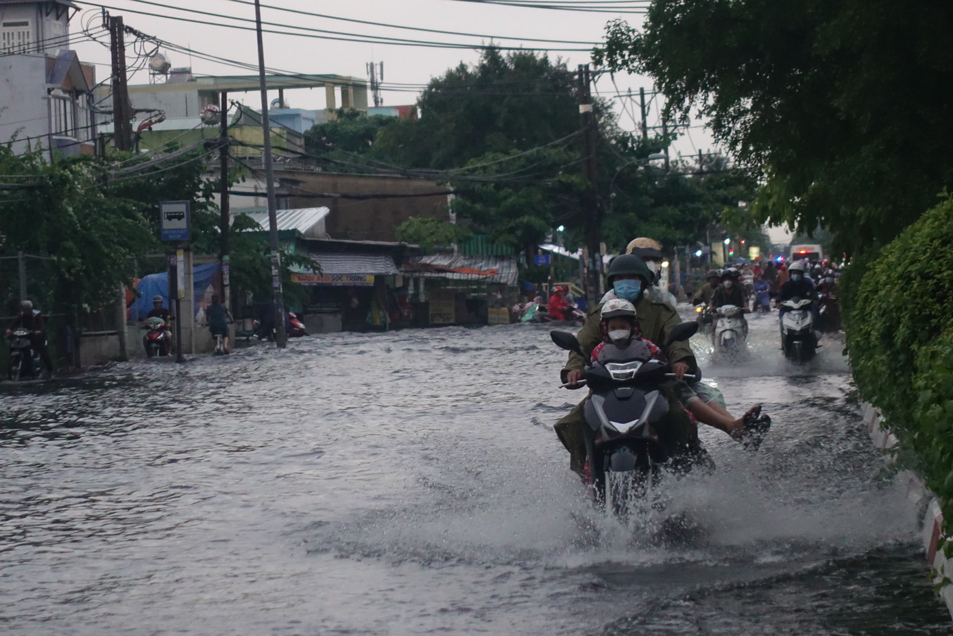 Lúc 18h35 cùng ngày, Đài Khí tượng Thủy văn khu vực Nam Bộ đã phát đi bản tin cảnh báo dông, tố, lốc, sét và mưa lớn cục bộ ở khu vực Nam Bộ.