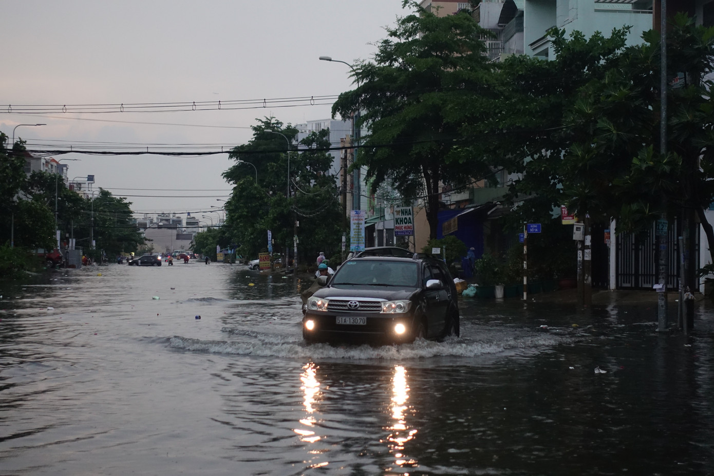 Cụ thể, trong chiều 27/5, theo dõi trên ảnh mây vệ tinh, ảnh ra đa thời tiết, định vị sét cho thấy mây dông đang phát triển gây mưa, mưa rào và có nơi kèm dông, sét trên hầu hết TPHCM và khu vực các tỉnh, thành Nam Bộ.