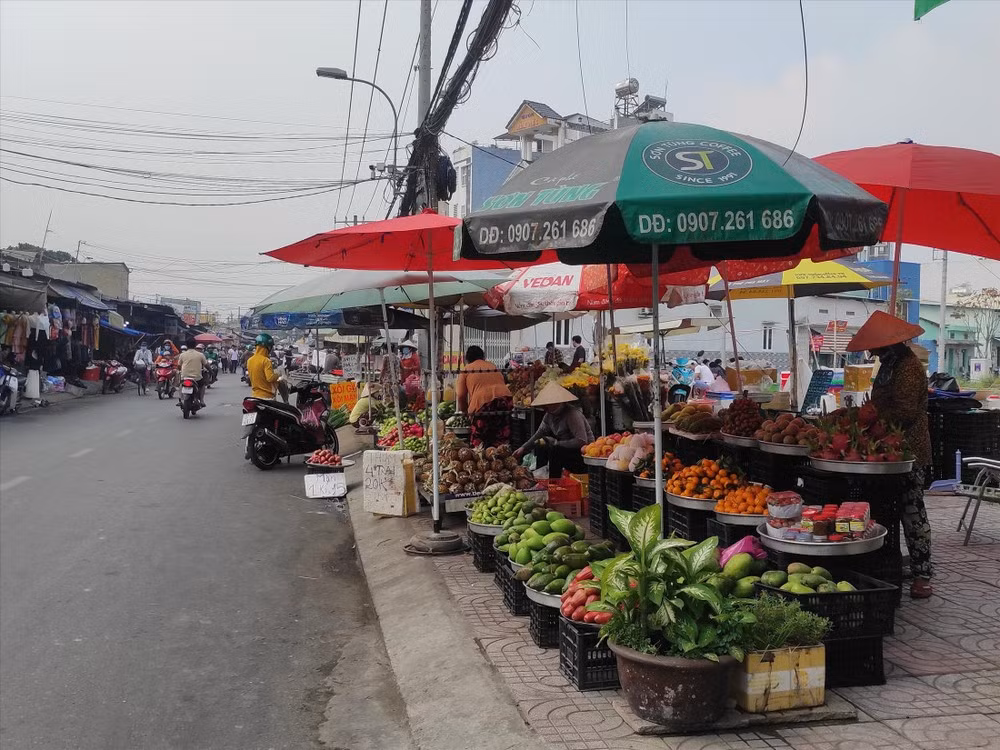 Vỉa hè đường An Dương Vương, phường An Lạc, quận Bình Tân (TPHCM) bị chiếm dụng để kinh doanh. Vỉa hè đường An Dương Vương, phường An Lạc, quận Bình Tân (TPHCM) bị chiếm dụng để kinh doanh.