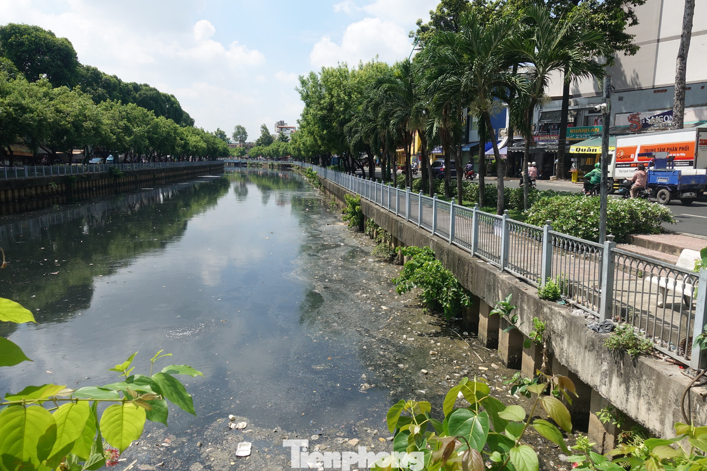 Sau cơn mưa vào chiều và tối các ngày 20-22/5, nước kèm rác thải từ hệ thống cống đổ về kênh Nhiêu Lộc - Thị Nghè khiến nước kênh bị ô nhiễm.