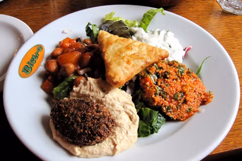 Meze là món khai vị đặc trưng của người dân Địa Trung Hải vả Trung Đông, gồm nhiều món được dùng chung với nhau như phomai feta, quả ô liu Kalamata, đậu hầm với sốt Cacik, đậu nghiền, rau cải bó xôi và cả bánh mì. Meze là món khai vị đặc trưng của người dân Địa Trung Hải vả Trung Đông, gồm nhiều món được dùng chung với nhau như phomai feta, quả ô liu Kalamata, đậu hầm với sốt Cacik, đậu nghiền, rau cải bó xôi và cả bánh mì