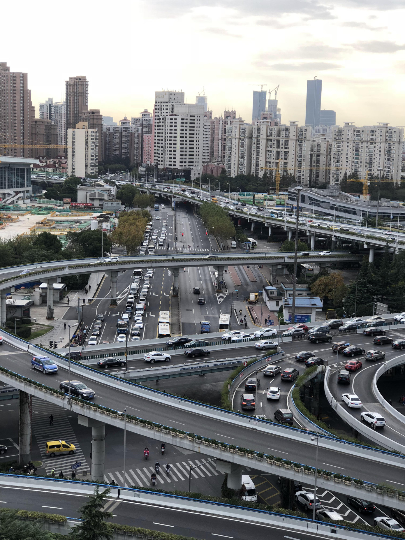 Cầu vượt tầng tầng lớp lớp ở Thượng Hải. Ảnh: Thái An.