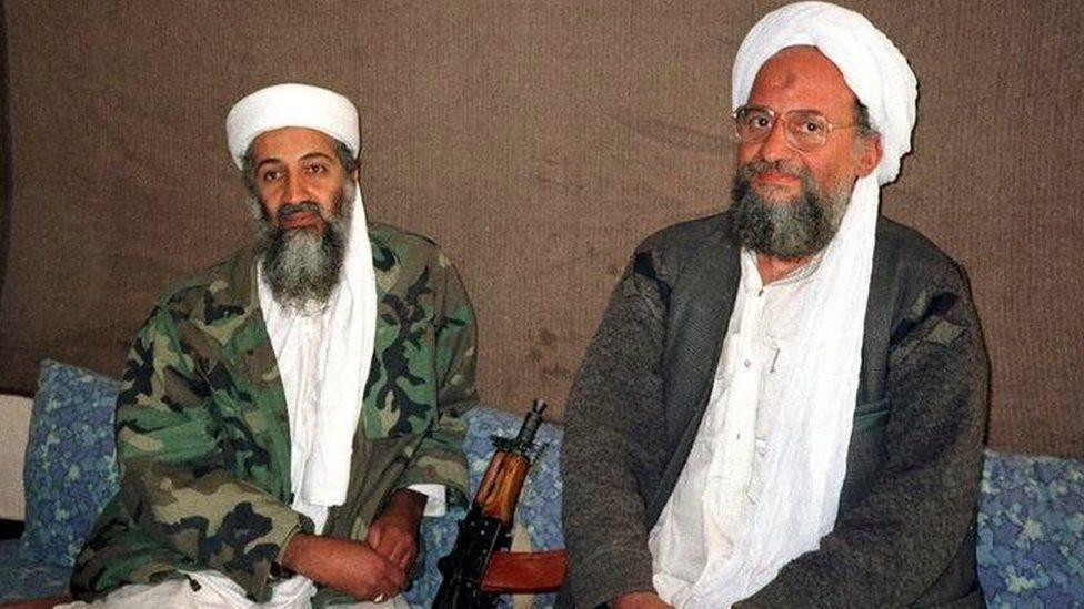 Trùm khủng bố Osama bin Laden (trái) và Ayman al-Zawahiri cùng nhau tuyên chiến với Mỹ và tổ chức vụ tấn công 11/9/2001. Ảnh: Reuters. Trùm khủng bố Osama bin Laden (trái) và Ayman al-Zawahiri cùng nhau tuyên chiến với Mỹ và tổ chức vụ tấn công 11/9/2001. Ảnh: Reuters.
