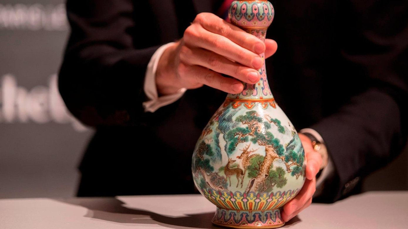 Chiếc bình đời nhà Thanh được bán với giá 19 triệu USD. Nguồn: CNN.