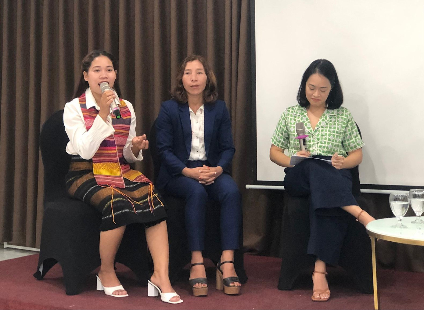 Chị Hồ Thị Nhớ (bìa trái), người dân tộc Vân Kiều ở Quảng Trị, ngày 17/10 chia sẻ về kết quả thực hiện dự án trong nhóm của mình (Chị K’Luyen, người dân tộc K’Ho ở Lâm Đồng, ngồi bên cạnh). Ảnh: Nguyệt Hà.