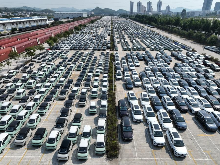 Ảnh chụp từ trên không ngày 27/9/2022 cho thấy một bãi đậu xe năng lượng mới tại một trung tâm vận tải hàng hóa đường sắt ở thành phố Liễu Châu, tỉnh Quảng Tây, phía nam Trung Quốc. Ảnh: Xinhua.