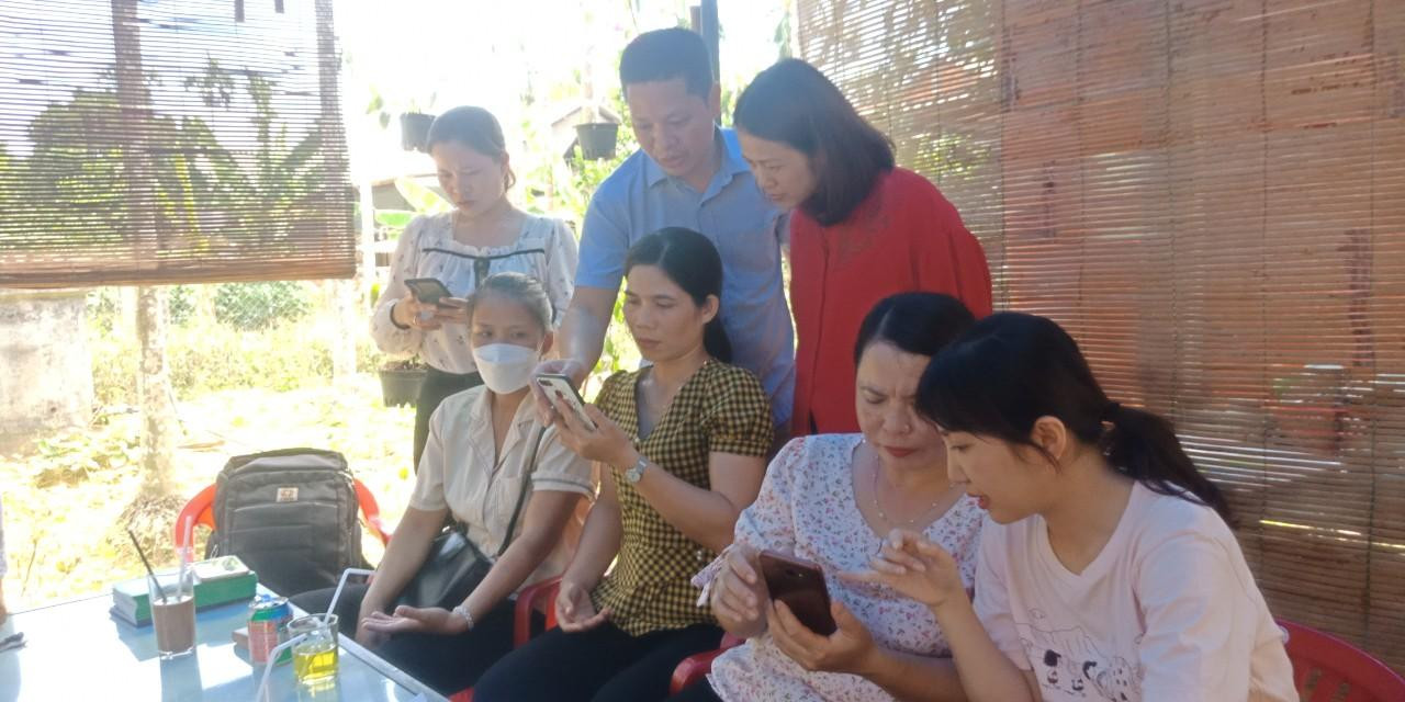 Phụ nữ Quảng Trị được tập huấn cách dùng ứng dụng cài trên smartphone phục vụ các hoạt động tài chính, sản xuất nông nghiệp, mua bán nông sản... Ảnh: Kiều Trang.