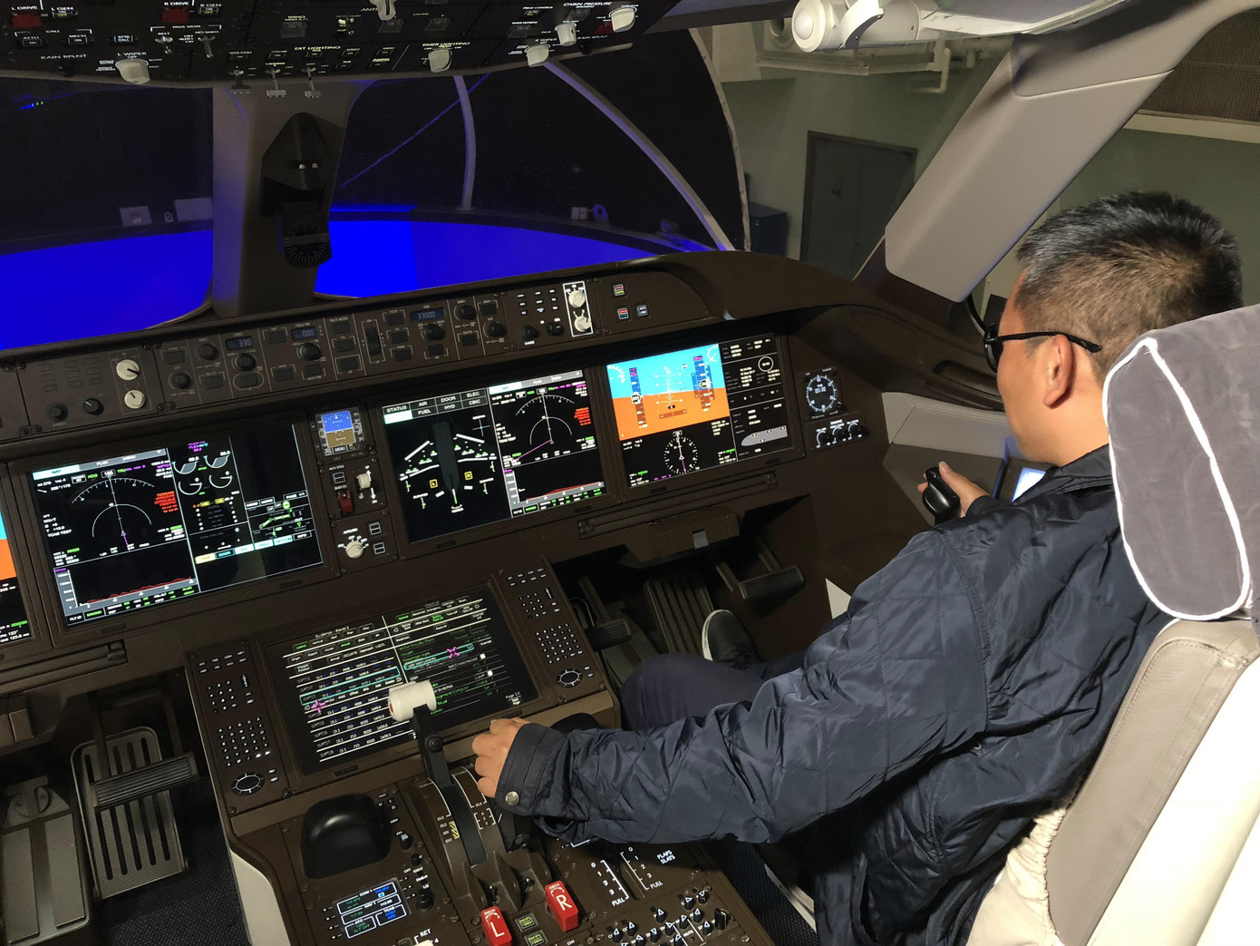 Phóng viên Tiền Phong trong buồng lái mô hình máy bay C919 ở Thượng Hải. Ảnh: Chen Dan.