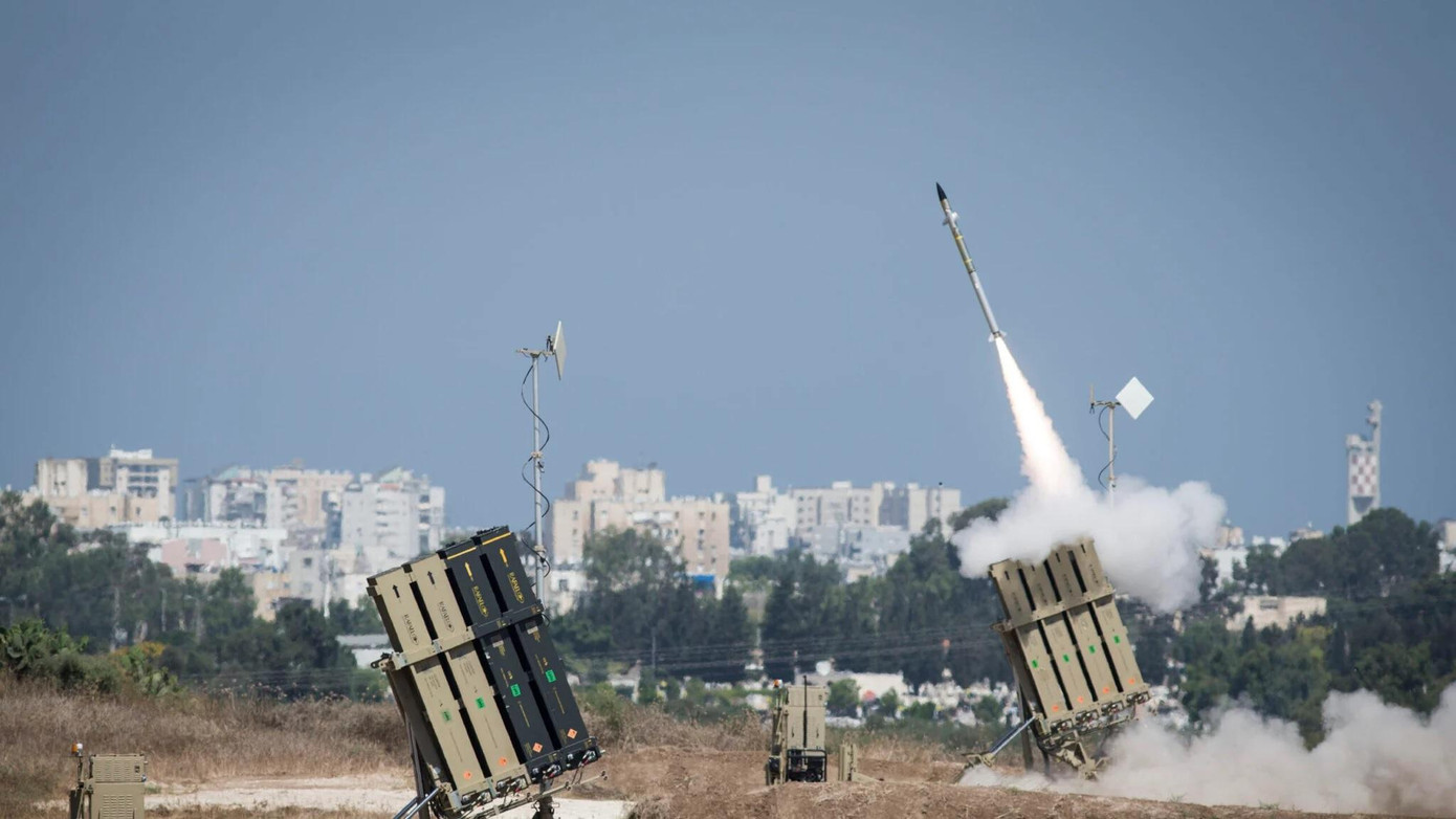 Hệ thống phòng không Iron Dome khai hỏa để đánh chặn một tên lửa trên thành phố Ashdod ngày 8/7/2014 ở Ashdod, Israel. Ảnh: Getty Images.