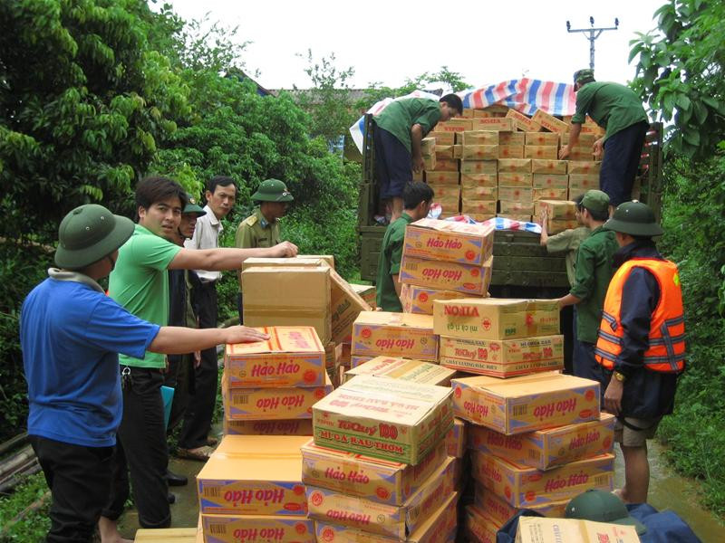 Lực lượng quân đội chuyển mì tôm cứu trợ đồng bào vùng lũ Trấn Yên. Ảnh : Minh Đức - Đình Tứ
