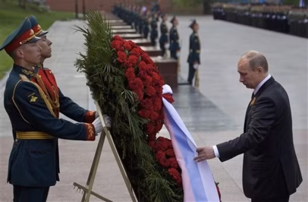 Ông Putin ngày 8-5 đặt hoa tưởng niệm nhân dịp 67 năm ngày Chiến thắng