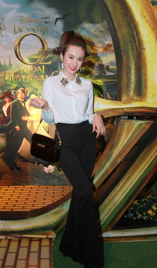 Thêm một lựa chọn già dặn với quần ống loe khi diện kèm sơ mi trắng 