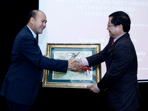 Tổng biên tập Lê Xuân Sơn (phải) tặng bức ảnh về Hà Nội cho Chủ tịch Hội T.Ư Hội LHTN Campuchia Hun Many