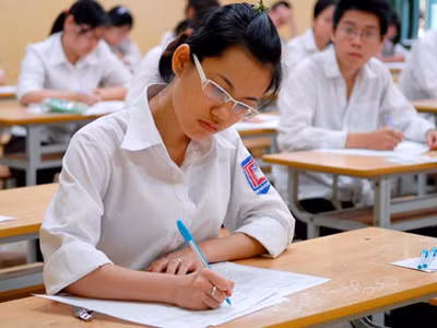 Thí sinh trước giờ làm bài thi môn Ngữ văn, kỳ thi tốt nghiệp THPT 2013