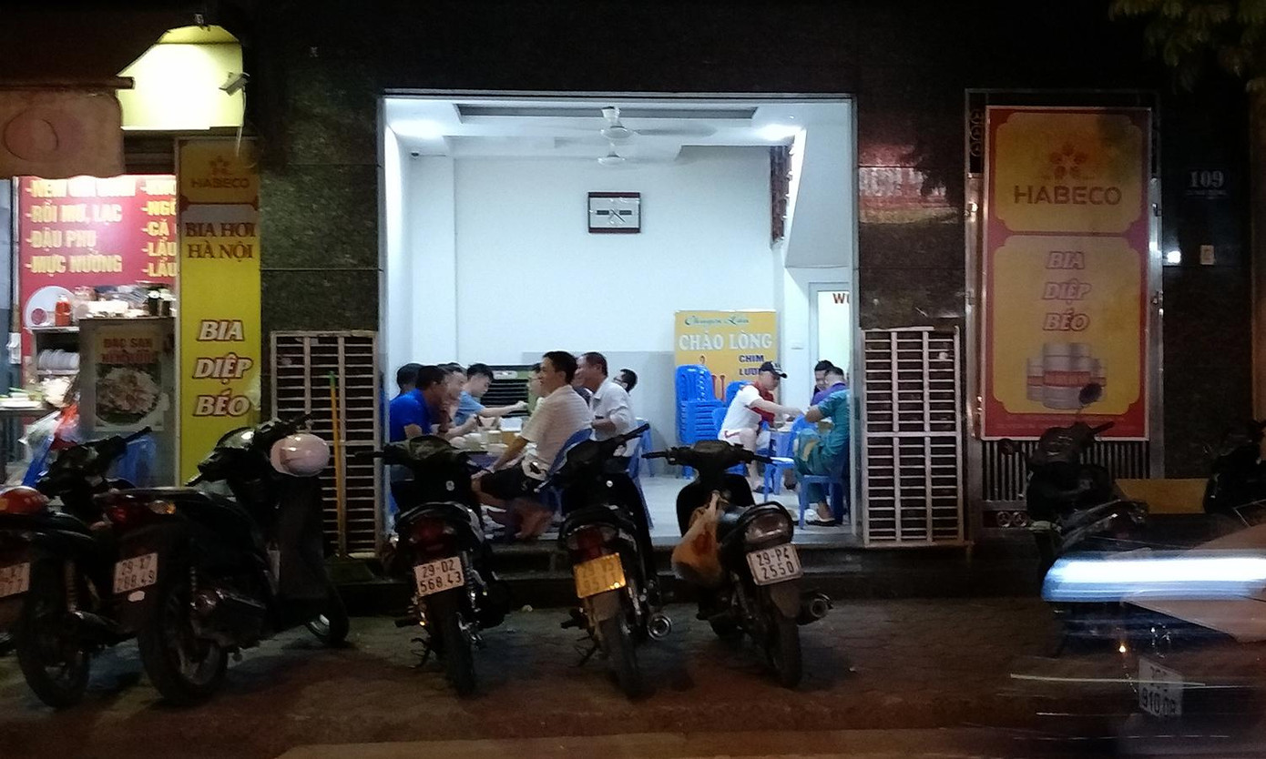 Tại một quán bia nằm sâu trong ngõ đường Hoàng Mai (quận Hoàng Mai, Hà Nội) ghi nhận thời điểm hơn 19h bên trong đông nghịt khách đang ngồi ăn uống, nói chuyện. Toàn bộ các bàn đều không giữ khoảng cách hay có tấm ngăn cách. Tại một quán bia nằm sâu trong ngõ đường Hoàng Mai (quận Hoàng Mai, Hà Nội) ghi nhận thời điểm hơn 19h bên trong đông nghịt khách đang ngồi ăn uống, nói chuyện. Toàn bộ các bàn đều không giữ khoảng cách hay có tấm ngăn cách.