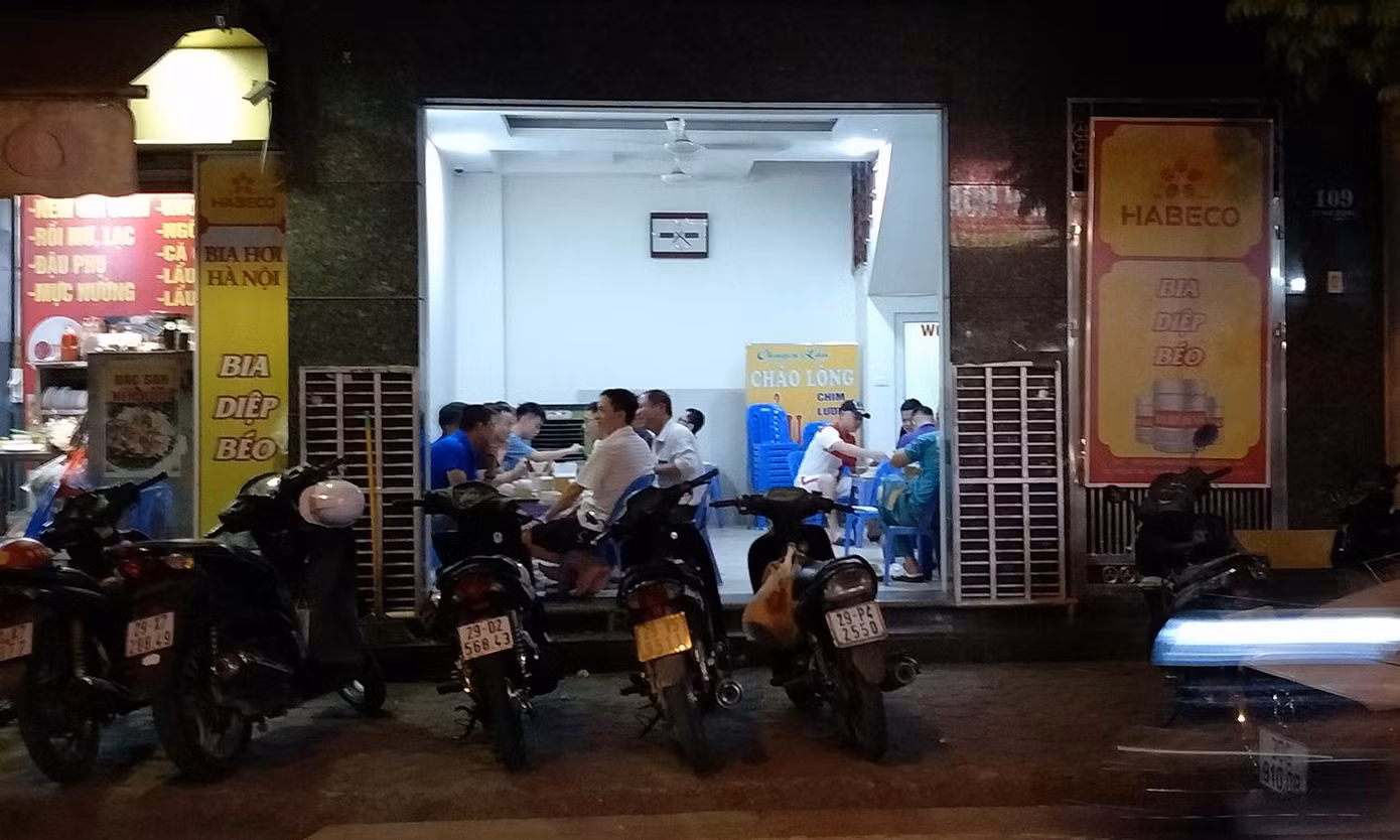 Tại một quán bia nằm sâu trong ngõ đường Hoàng Mai (quận Hoàng Mai, Hà Nội) ghi nhận thời điểm hơn 19h bên trong đông nghịt khách đang ngồi ăn uống, nói chuyện. Toàn bộ các bàn đều không giữ khoảng cách hay có tấm ngăn cách. Tại một quán bia nằm sâu trong ngõ đường Hoàng Mai (quận Hoàng Mai, Hà Nội) ghi nhận thời điểm hơn 19h bên trong đông nghịt khách đang ngồi ăn uống, nói chuyện. Toàn bộ các bàn đều không giữ khoảng cách hay có tấm ngăn cách.