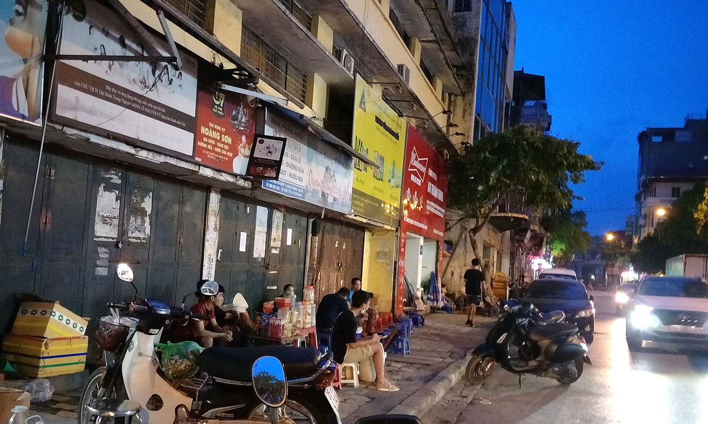 Nhiều hàng nước vỉa hè gần khu vực cầu Vĩnh Tuy (Hai Bà Trưng, Hà Nội) hoạt động bất chấp quy định phòng chống dịch COVID-19. Nhiều hàng nước vỉa hè gần khu vực cầu Vĩnh Tuy (Hai Bà Trưng, Hà Nội) hoạt động bất chấp quy định phòng chống dịch COVID-19.