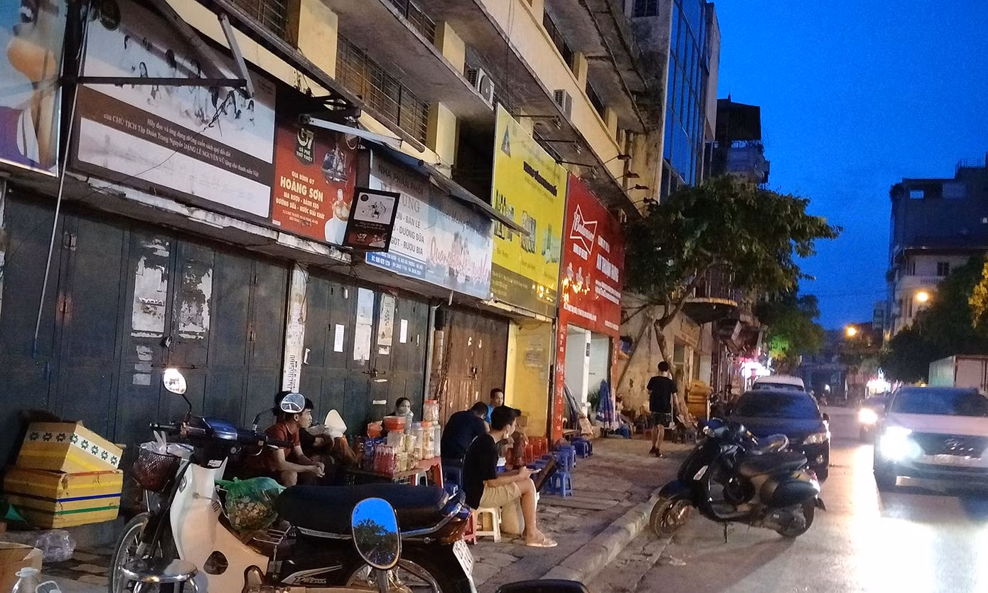 Nhiều hàng nước vỉa hè gần khu vực cầu Vĩnh Tuy (Hai Bà Trưng, Hà Nội) hoạt động bất chấp quy định phòng chống dịch COVID-19. Nhiều hàng nước vỉa hè gần khu vực cầu Vĩnh Tuy (Hai Bà Trưng, Hà Nội) hoạt động bất chấp quy định phòng chống dịch COVID-19.