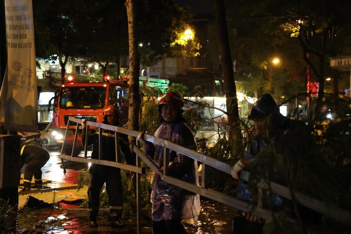 Lực lượng PCCC&amp;CNCH Công an quận Hoàn Kiếm có mặt tháo dỡ mái tôn. Ảnh: Hoàng Mạnh Thắng.