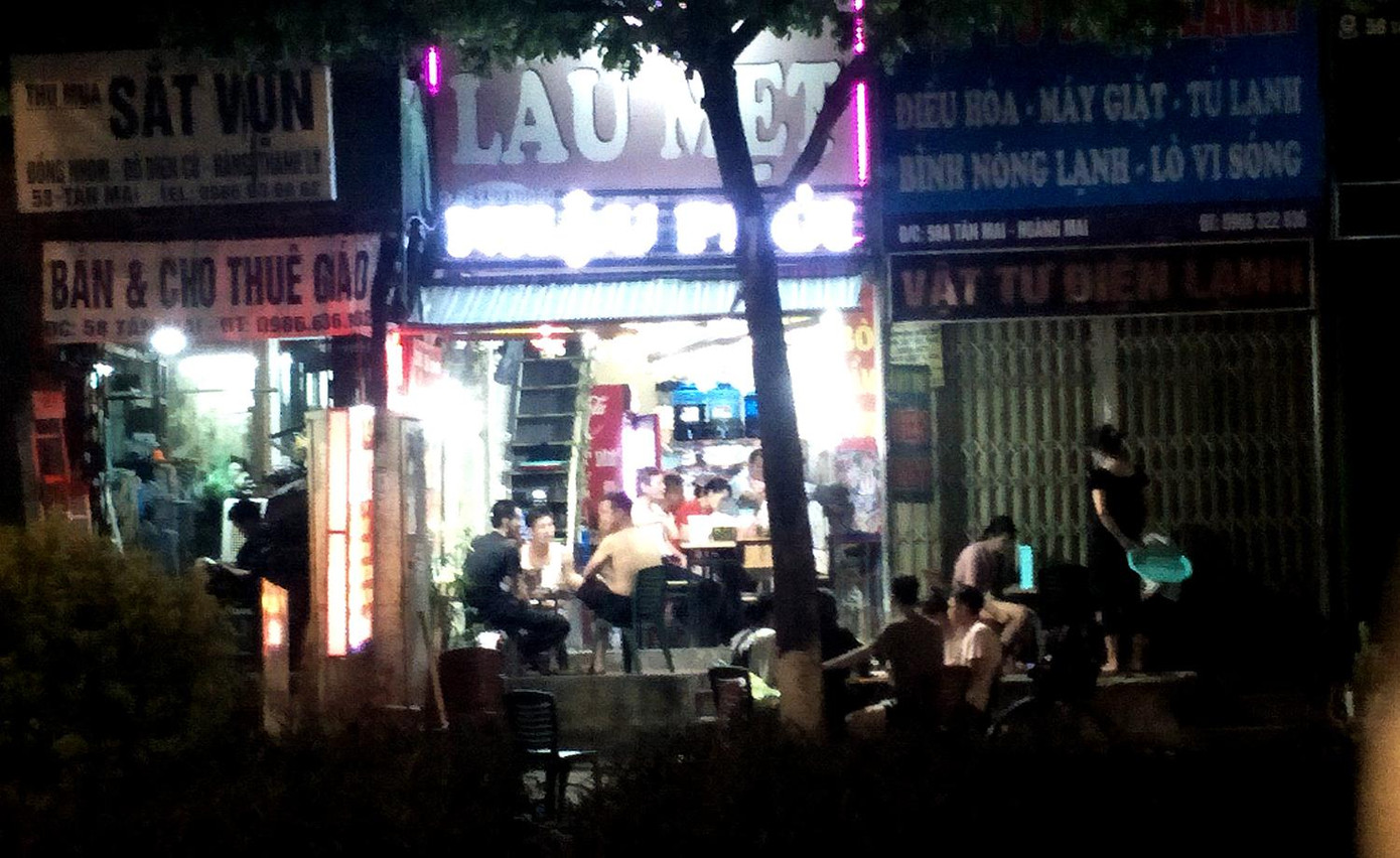 Quán lẩu mẹt trên đường Tân Mai khách ngồi kín trong nhà rồi tràn xuống vỉa hè. Quán lẩu mẹt trên đường Tân Mai khách ngồi kín trong nhà rồi tràn xuống vỉa hè.