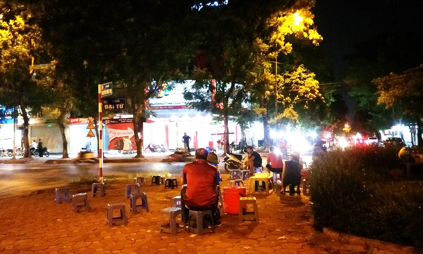 Mặc dù thành phố Hà Nội đã có thông báo rõ những dịch vụ được mở trở lại, thế nhưng, một số chủ hàng quán vẫn thờ ơ, bất chấp hoạt động dẫn đến nguy cơ lây lan dịch bệnh. Mặc dù thành phố Hà Nội đã có thông báo rõ những dịch vụ được mở trở lại, thế nhưng, một số chủ hàng quán vẫn thờ ơ, bất chấp hoạt động dẫn đến nguy cơ lây lan dịch bệnh.