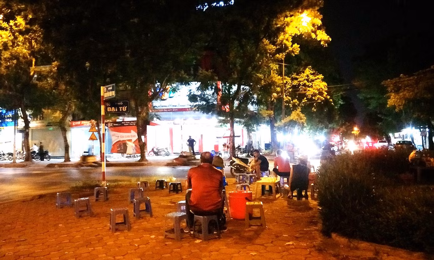 Mặc dù thành phố Hà Nội đã có thông báo rõ những dịch vụ được mở trở lại, thế nhưng, một số chủ hàng quán vẫn thờ ơ, bất chấp hoạt động dẫn đến nguy cơ lây lan dịch bệnh. Mặc dù thành phố Hà Nội đã có thông báo rõ những dịch vụ được mở trở lại, thế nhưng, một số chủ hàng quán vẫn thờ ơ, bất chấp hoạt động dẫn đến nguy cơ lây lan dịch bệnh.