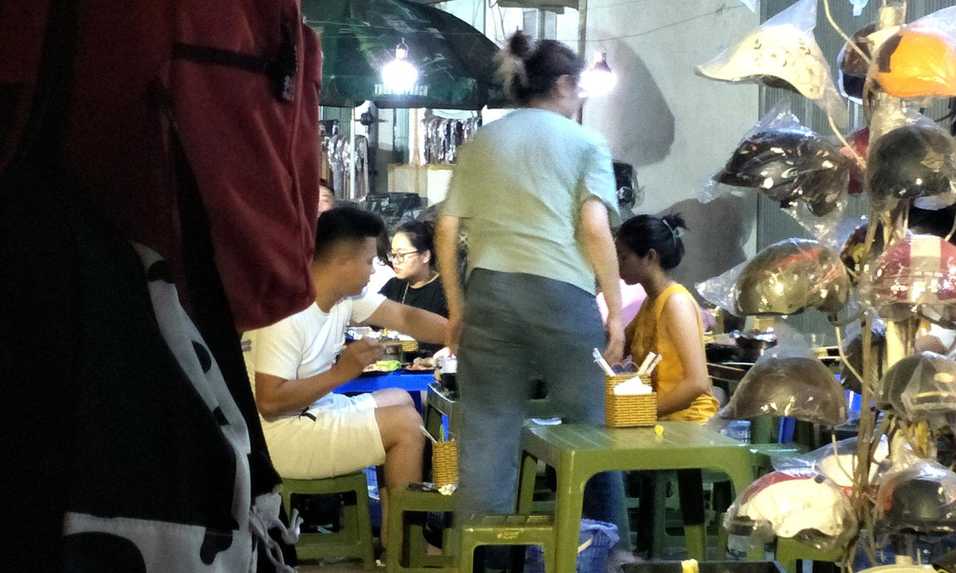 Các bàn ăn lẩu ngồi san sát nhau không hề có tấm ngăn, giữ khoảng cách. Các bàn ăn lẩu ngồi san sát nhau không hề có tấm ngăn, giữ khoảng cách.