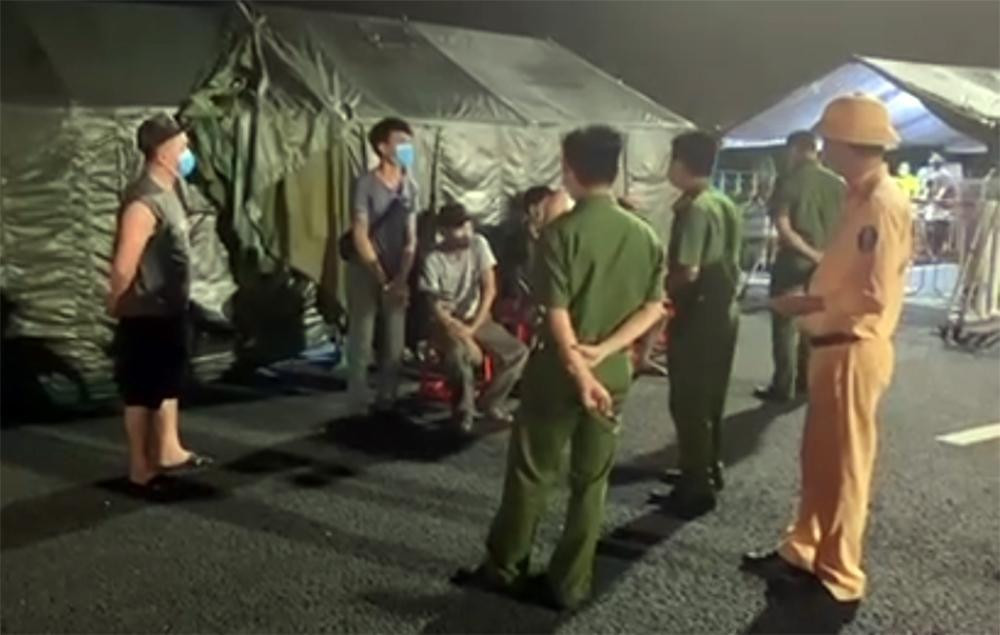 Năm người thuê xe cấp cứu 'vượt' chốt kiểm dịch. Năm người thuê xe cấp cứu 'vượt' chốt kiểm dịch.