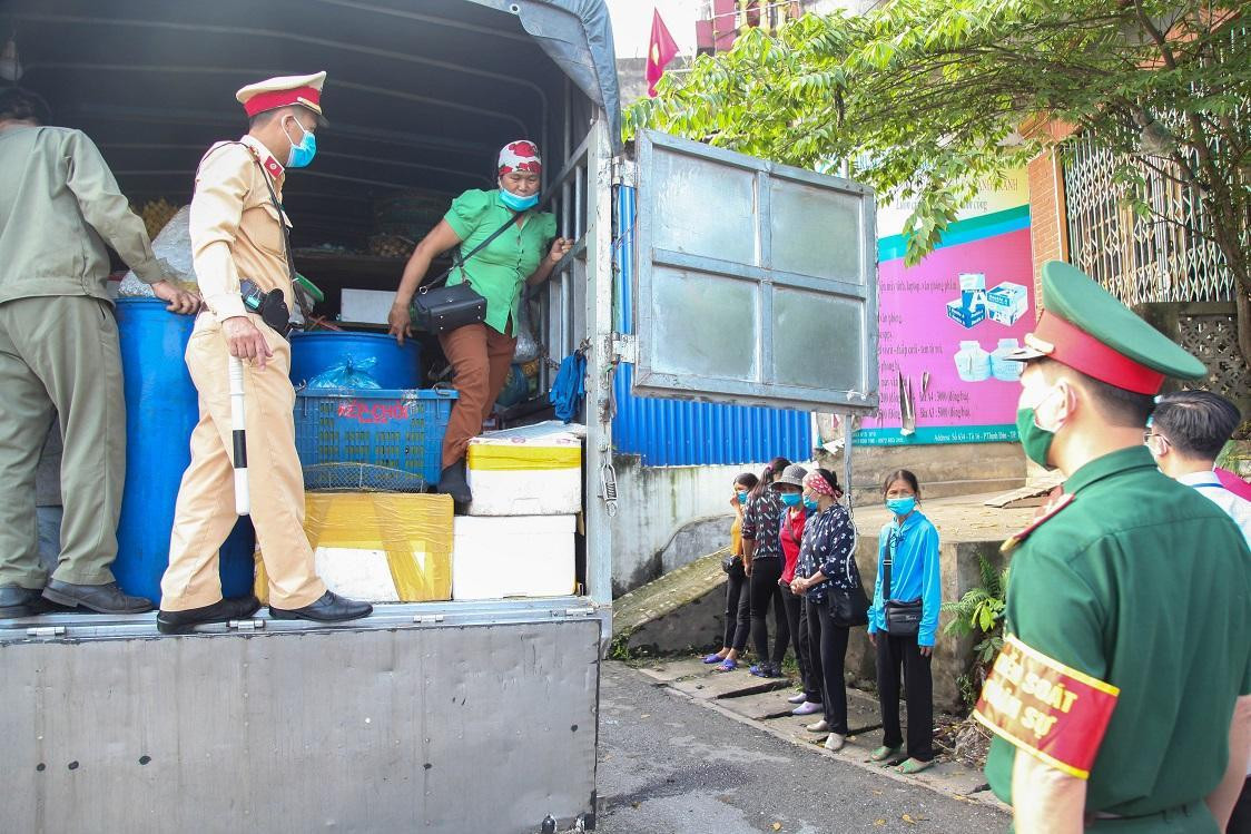 Nhiều phụ nữ 'né' chốt kiểm dịch trên xe chở hải sản. Ảnh: Công an Thái Nguyên Nhiều phụ nữ 'né' chốt kiểm dịch trên xe chở hải sản. Ảnh: Công an Thái Nguyên