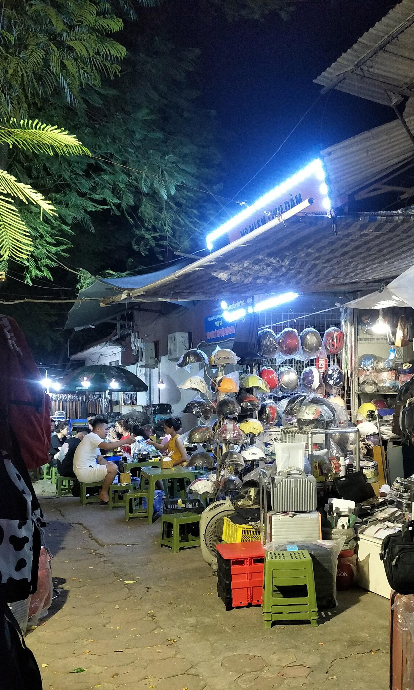 Chủ quán ăn trên đường Nguyễn Hữu Thọ đối diện hồ Linh Đàm thản nhiên kê nhiều bàn ghế cho khách ngồi trên vỉa hè ăn uống. Chủ quán ăn trên đường Nguyễn Hữu Thọ đối diện hồ Linh Đàm thản nhiên kê nhiều bàn ghế cho khách ngồi trên vỉa hè ăn uống.