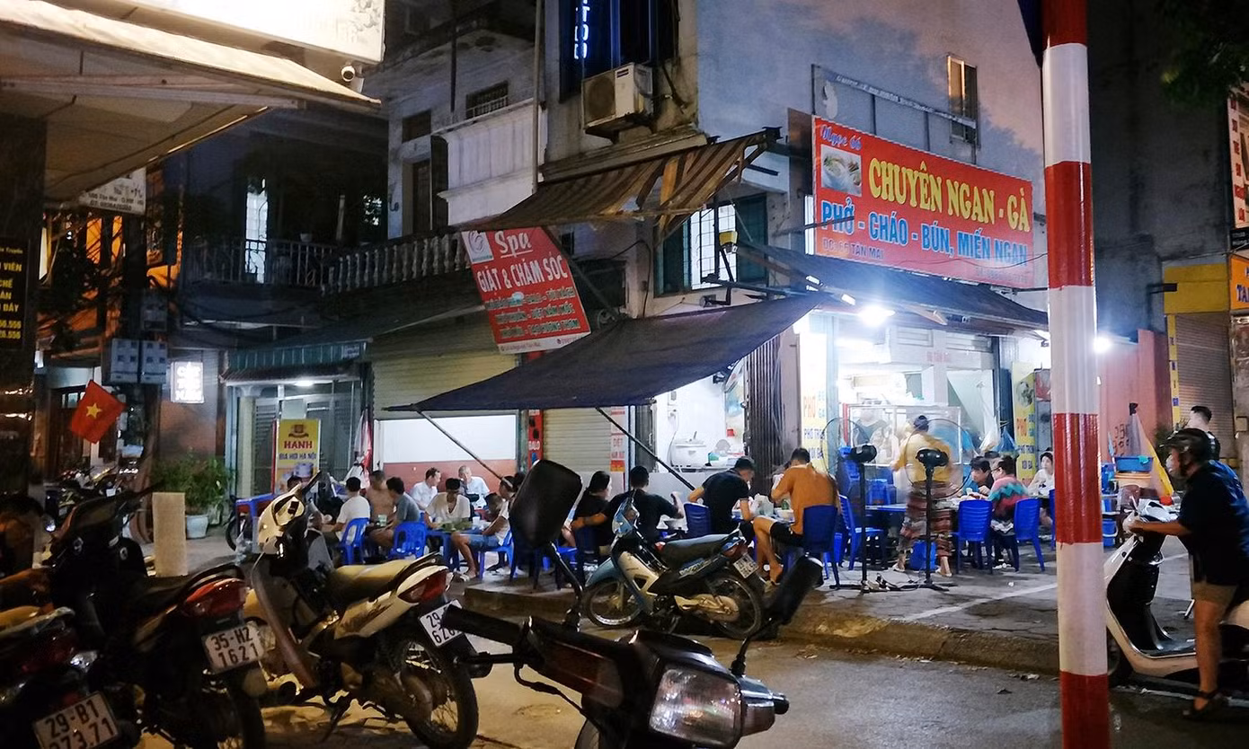 Cách đó không xa, hàng ăn trên mặt phố Tân Mai (Hoàng Mai) có hàng chục khách đang ăn uống. Bàn ăn được xếp cạnh nhau trên vỉa hè. Cách đó không xa, hàng ăn trên mặt phố Tân Mai (Hoàng Mai) có hàng chục khách đang ăn uống. Bàn ăn được xếp cạnh nhau trên vỉa hè.
