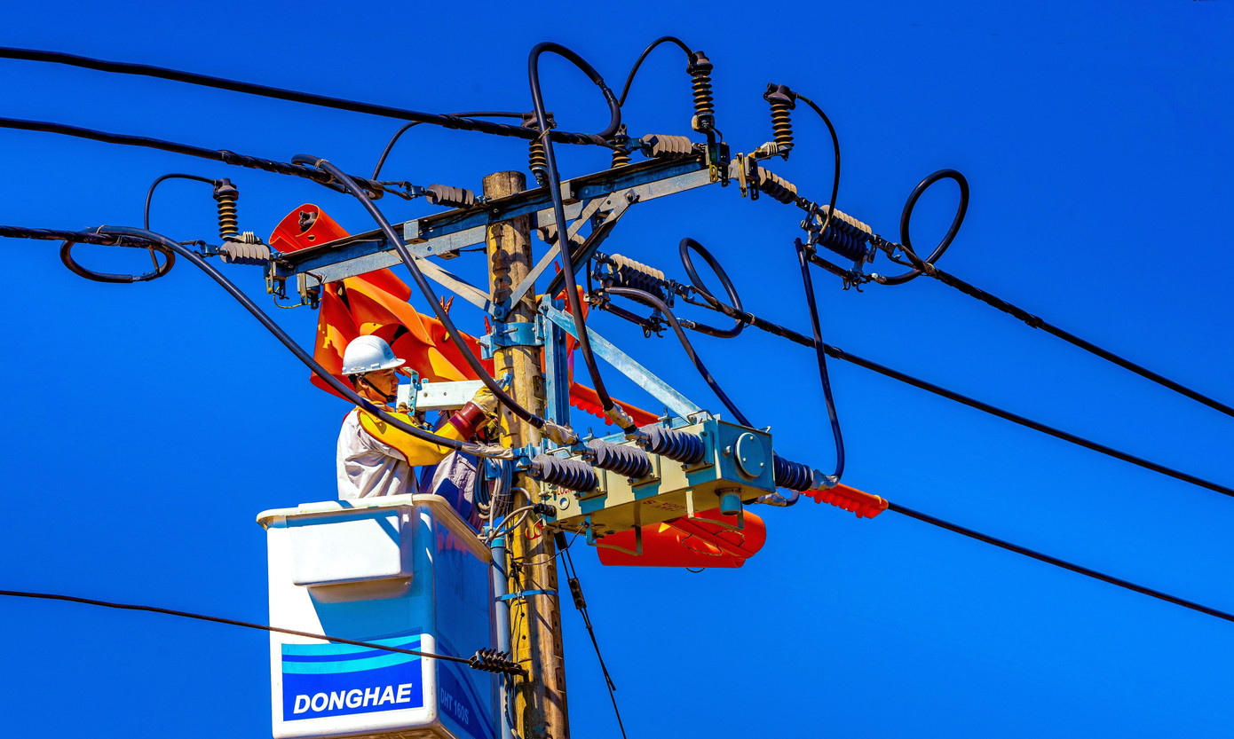 Sửa chữa điện nóng để đảm bảo không cắt điện trong cao điểm nắng nóng.