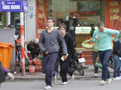 Muốn sang đường, nhiều người nước ngoài phải chọn thời điểm rồi chạy nhanh qua 