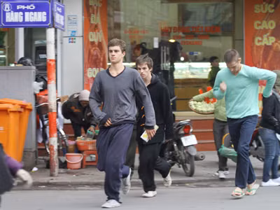 Muốn sang đường, nhiều người nước ngoài phải chọn thời điểm rồi chạy nhanh qua 