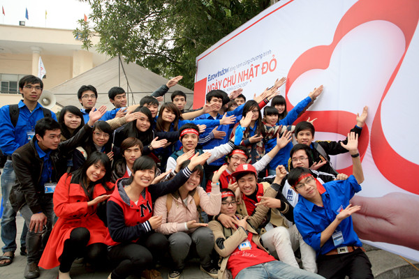 Các bạn trẻ cổ động tinh thần hiên máu nhân đạo