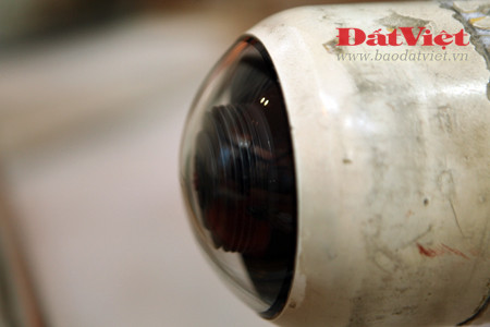 Bù lại, MiG-21 trông cậy nhiều vào tên lửa có đầu dẫn hồng ngoại K-13, trong ảnh là đầu tự dẫn hồng ngoại của K-13 sau khi được tháo nắp bảo vệ (màu đỏ). Đây là tên lửa có tốc độ Mach 2,5, khối chiến đấu (thuốc nổ) nặng khoảng 5,3kg, loại thuốc nổ TGAF. Việc bắn mỗi quả được gọi vui là 