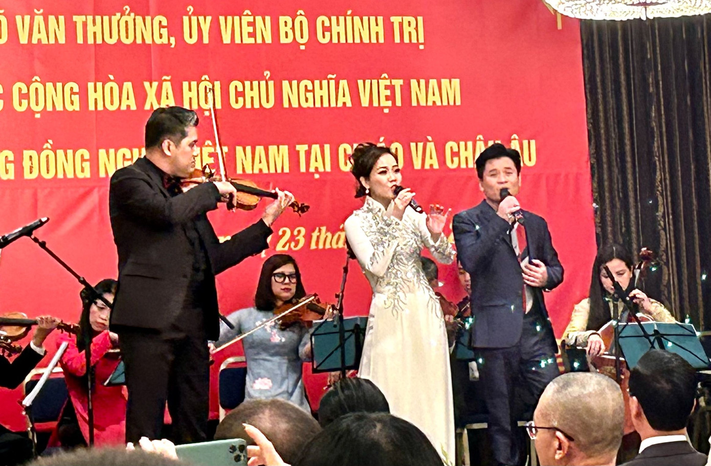 Các nghệ sĩ nổi tiếng như Bùi Công Duy, Tấn Minh… biểu diễn phục vụ kiều bào tại cuộc gặp mặt. (Ảnh: Lê Xuân Sơn) Các nghệ sĩ nổi tiếng như Bùi Công Duy, Tấn Minh… biểu diễn phục vụ kiều bào tại cuộc gặp mặt. (Ảnh: Lê Xuân Sơn)