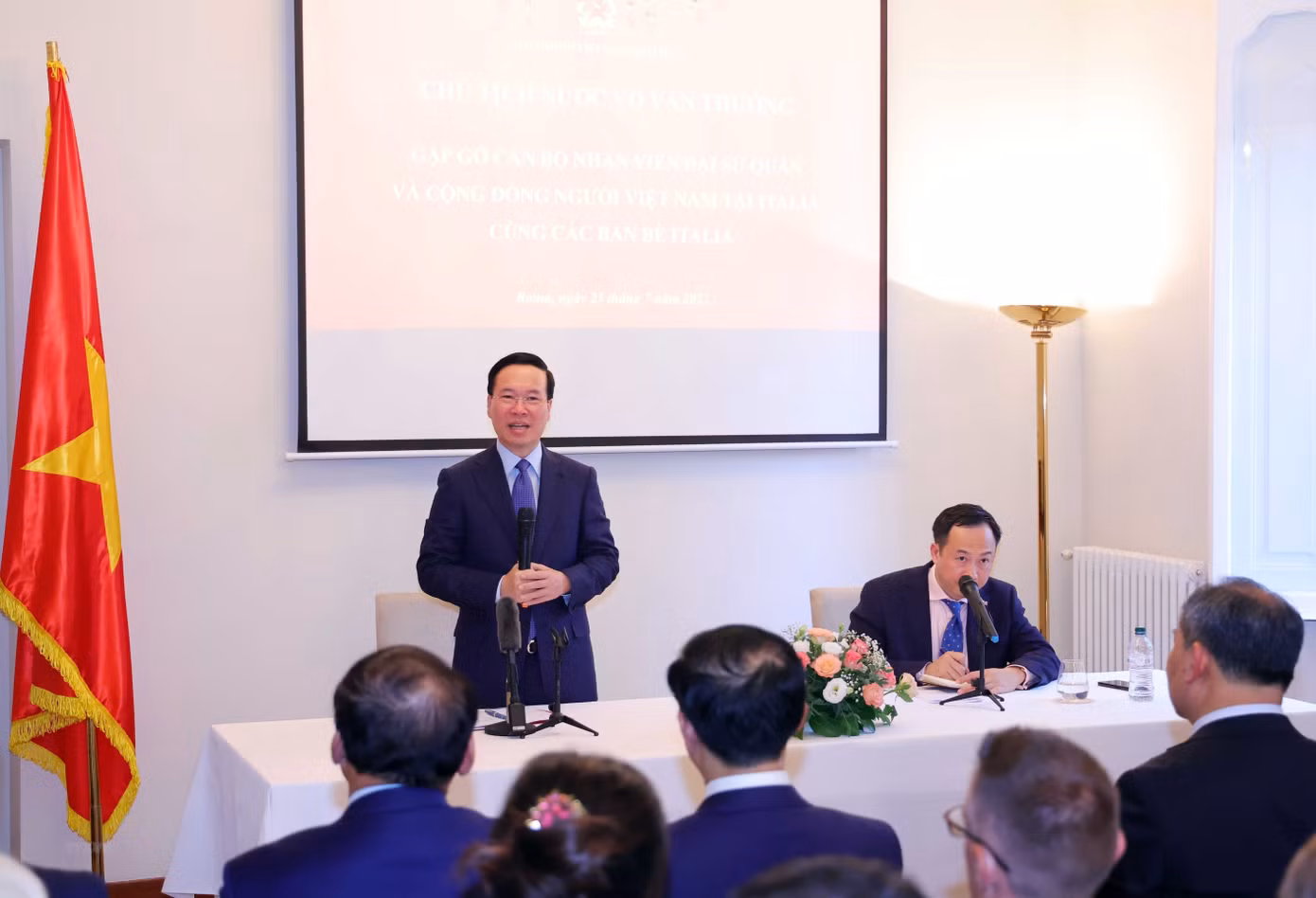 Chủ tịch nước Võ Văn Thưởng gặp gỡ cán bộ, nhân viên Đại sứ quán và cộng đồng người Việt Nam tại Italy cùng các bạn bè người Italy. (Ảnh: Thống Nhất/TXVN)