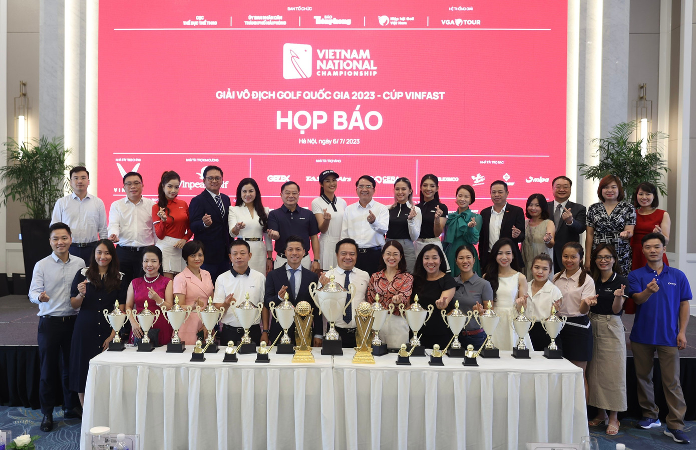 Ban tổ chức Giải Vô địch Golf Quốc gia năm 2023 - Cúp VinFast cùng các đại biểu chụp hình lưu niệm tại buổi họp báo.